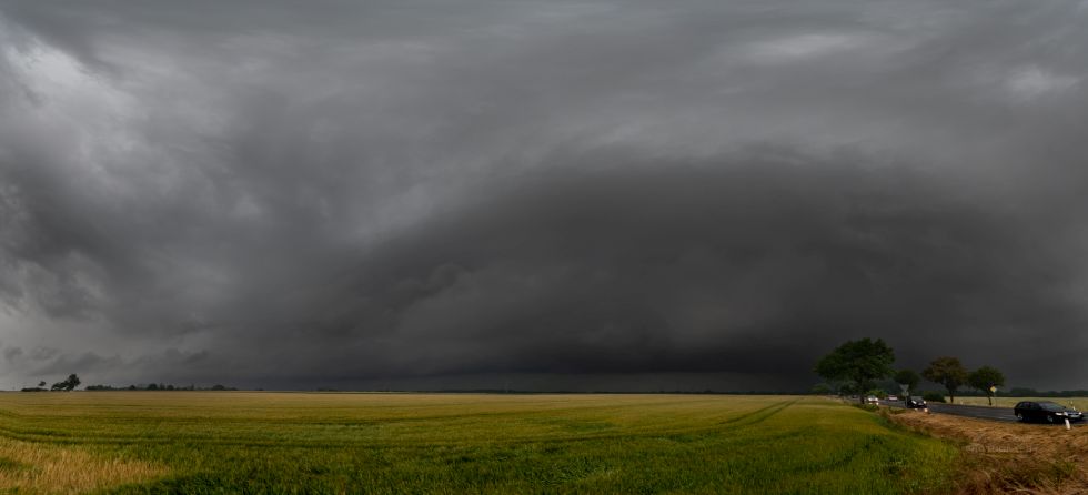 Dieses Bild zeigt die massive Shelfcloud der Superzelle bei Nörvenich