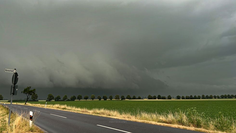 Dieses Bild zeigt die Vorderkante der Shelfcloud. Zusätzlich ist im rechten, mittleren Bildbereich ein so genanntes Inflowband zu sehen.