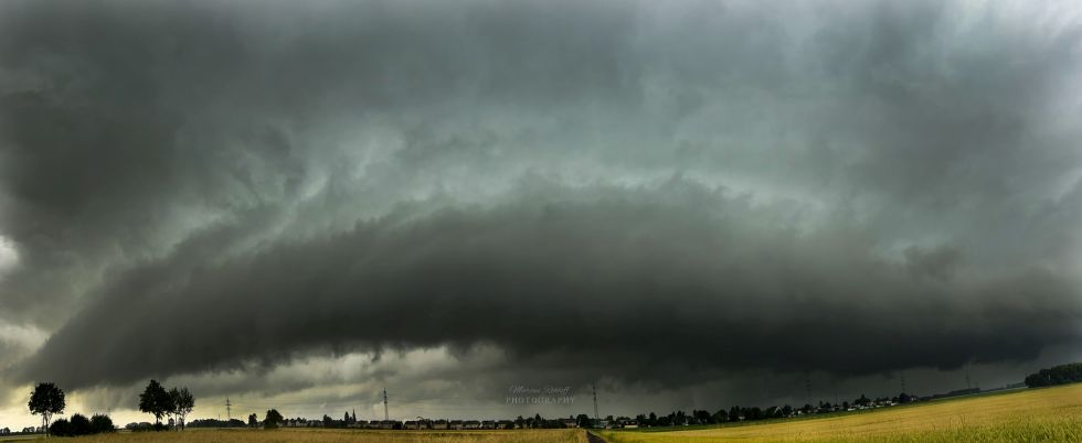 Auf diesem Bild ist das südliche Ende der Shelfcloud von der Superzelle bei Nörvenich zu sehen.